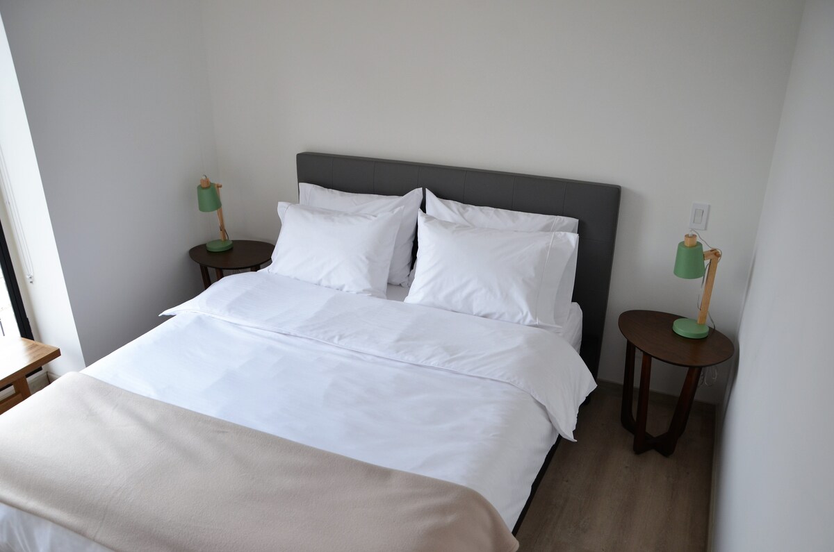 第二间客房配有双人床。/第二间客房配有双人床。