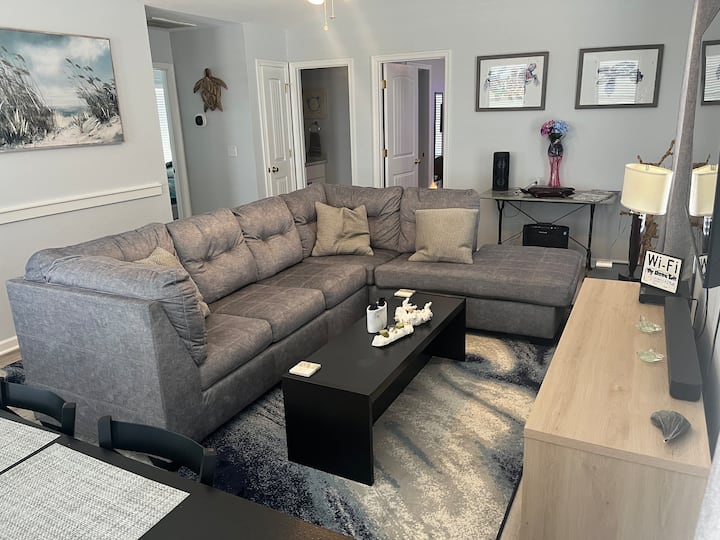 Pohľad na obývaciu izbu. Super pohodlný zábal okolo gauča s rozkladacou manželskou posteľou.