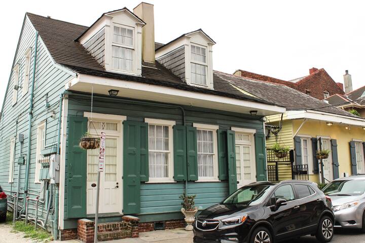 Burgundy Cottages in FQ with 18 rooms & 21 beds gallery image 2