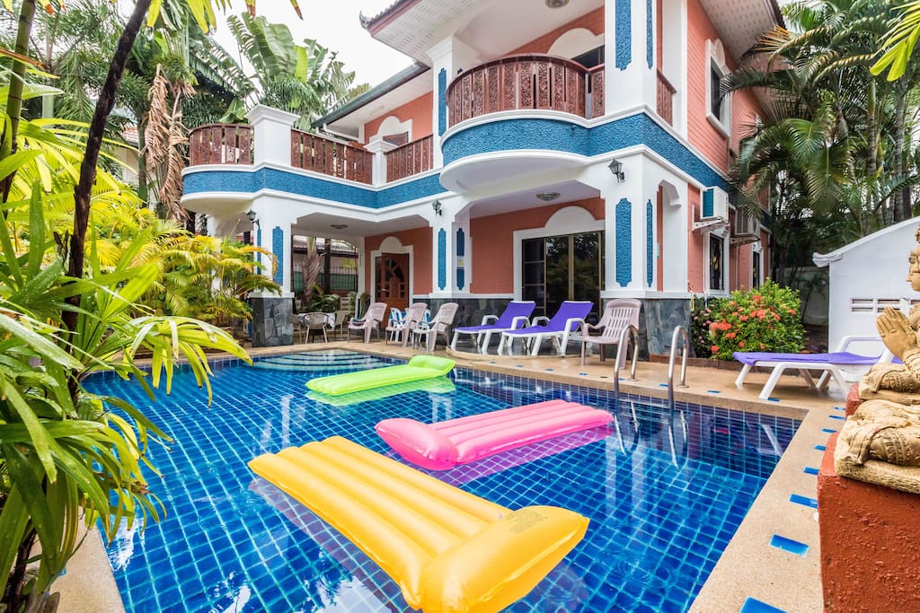 Private villa with 6 bedrooms, 5 bathrooms, a swimming pool and a snooker.