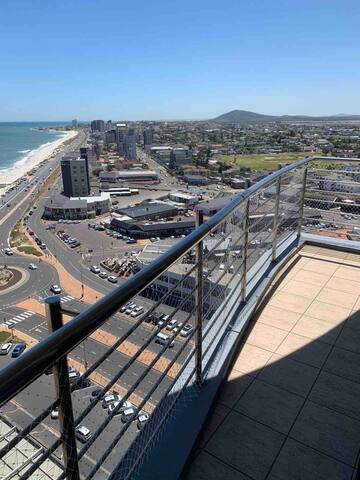 Cape Town home-beautiful sea/Table Mountain Views gallery image 3