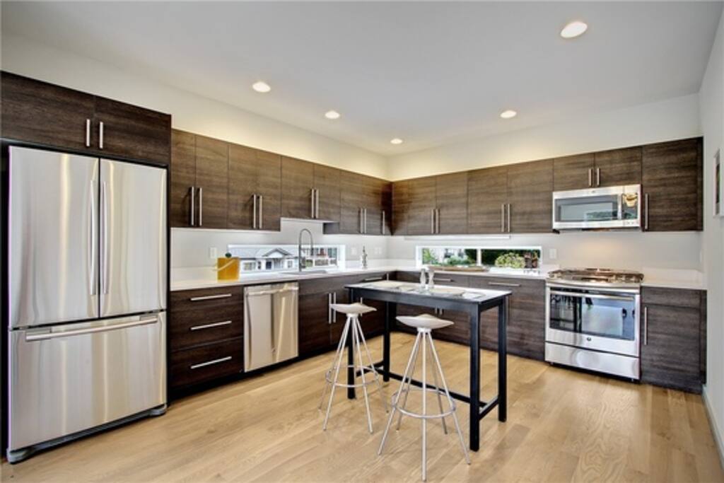Large kitchen! Staging furniture.