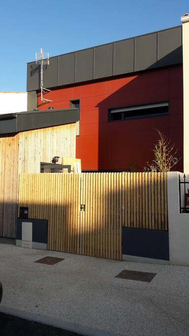 la maison rouge, entrée, côté rue