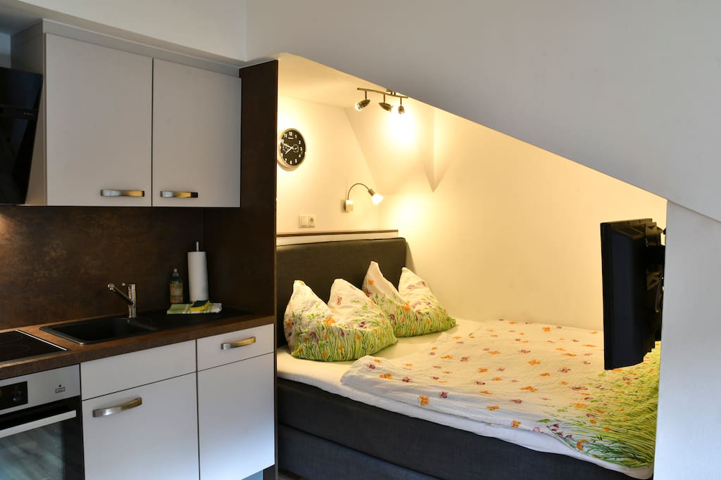Boxspring-Doppelbett in der Wohnküche.