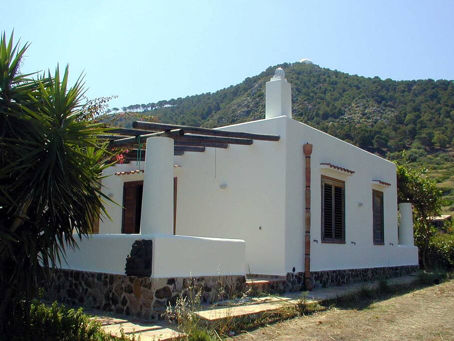 Villa lato Nord con alle spalle il boschetto