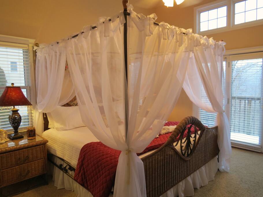 Master king bedroom with memory foam mattress and en suite bath.