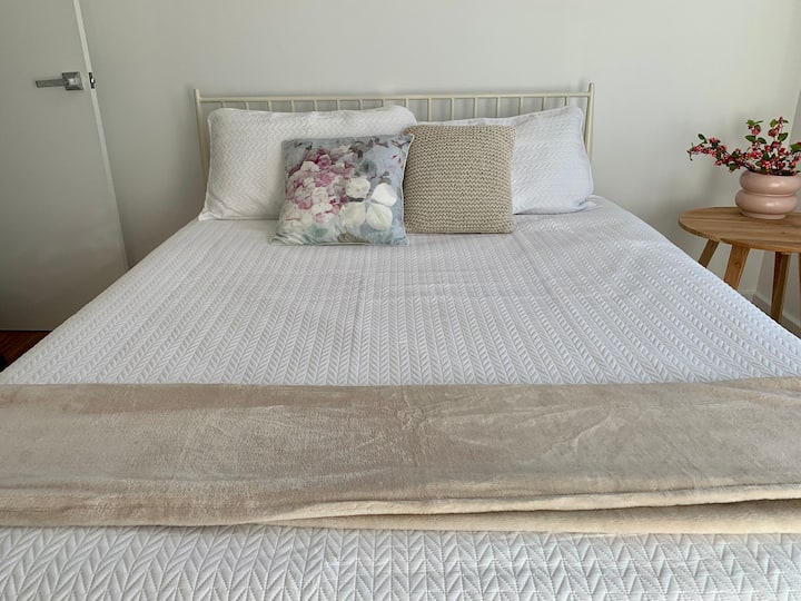 Spavaća soba 3
bračna kreveta (1,6x2)