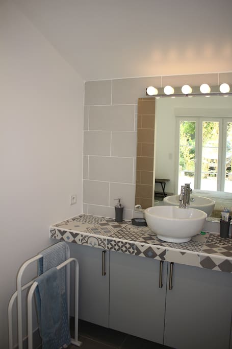 Salle de bains ouverte dans la chambre