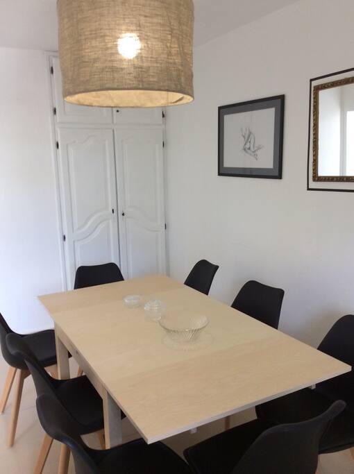 Salle à manger et vaisselier