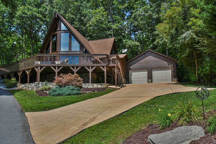 Chalet with Hot tub, Sauna, & Firepit gallery image 3