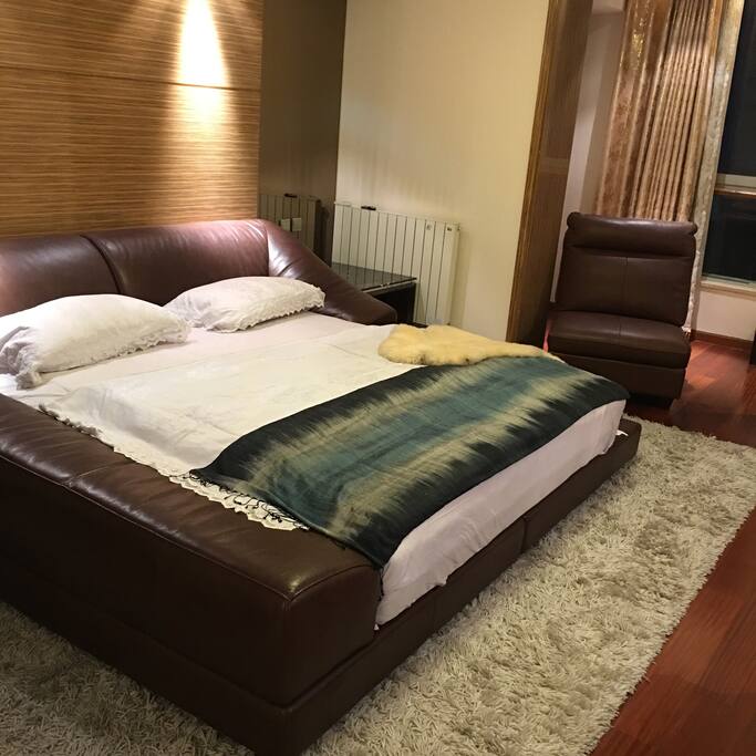 安全舒服的大床还有小阳台沙发上可以喝茶聊天