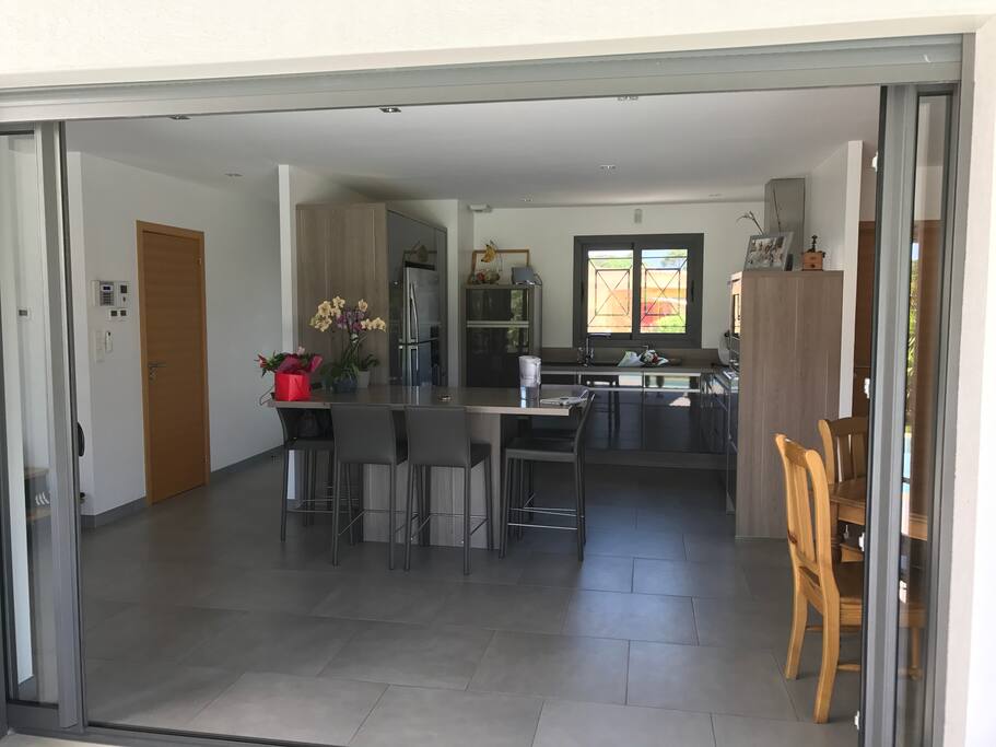 Cuisine séjour donnant sur Piscine