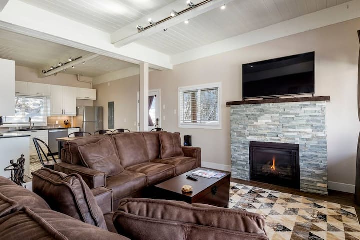 *Views + Fireplace @ Apres Chalet* 1 mi to skiing!