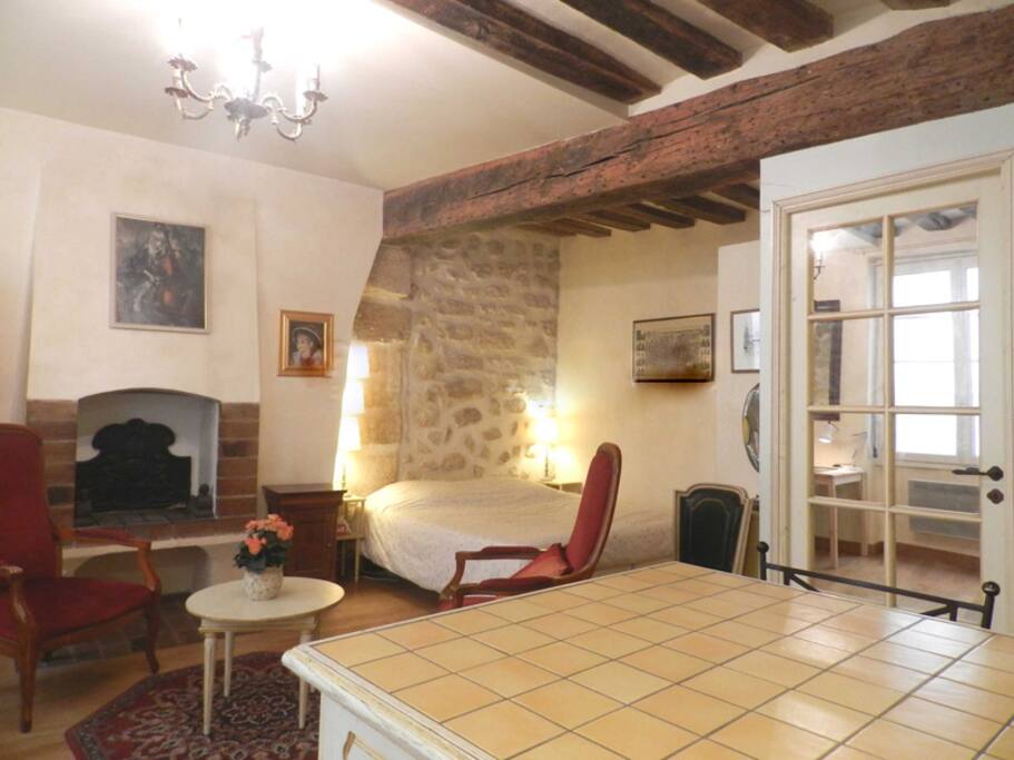 Living
The 19 square meters living room has 2 double glazed windows facing courtyard . It is equipped with : dining table for 2 people, double bed (1.40m), coffee table, TV, 2 armchairs, built-in shelves, decorative fireplace, hard wood floor.