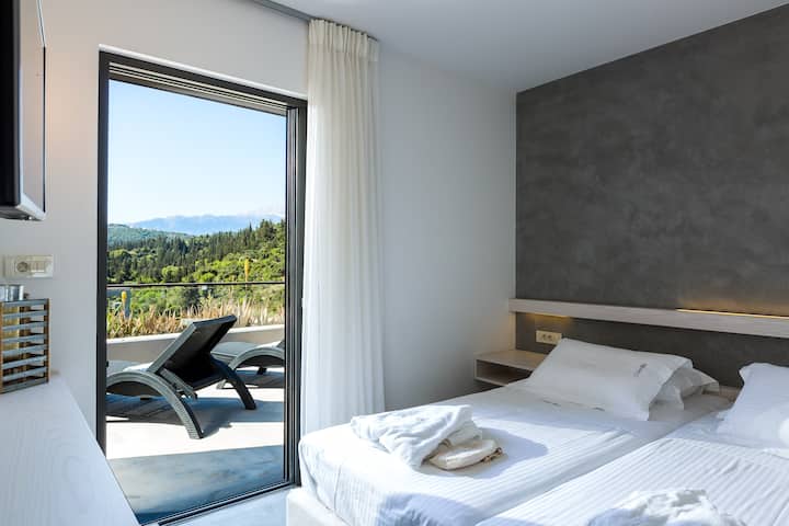 Spálňa s 2 samostatnými lôžkami na 1. poschodí, HDTV a vlastná kúpeľňa