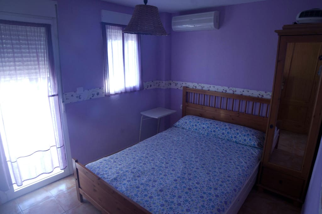 Habitación para matrimonio orientada al mar con aire acondicionado y amplia terraza (con toldo). Situada en 1ª planta.