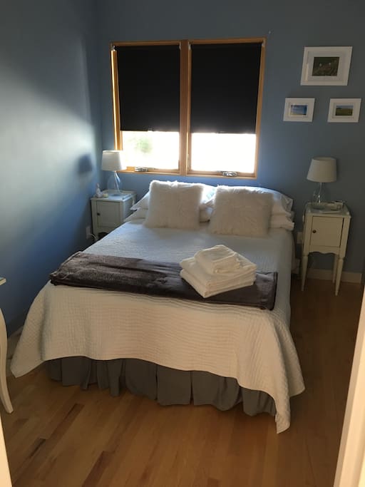 Add'l bedroom with vanity.