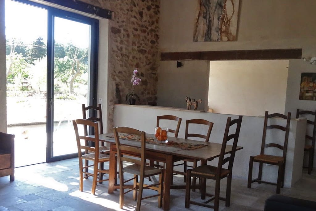 Living and dining room / Salon et salle à manger