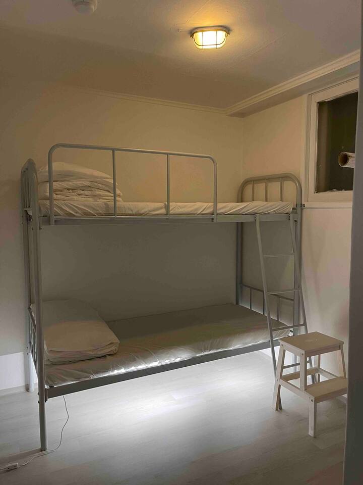 มันสะดวกที่จะขึ้นไปชั้นสองโดยใช้เก้าอี้สตูล