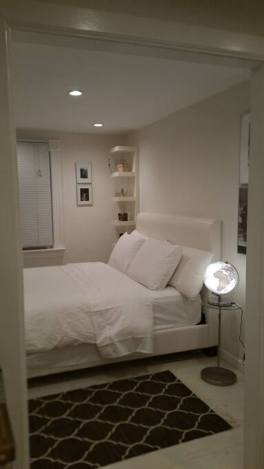 Peaceful, quiet, bedroom. Queen bed, luxurious 100% white cotton/high thread count sheets & duvet. Bookshelves.