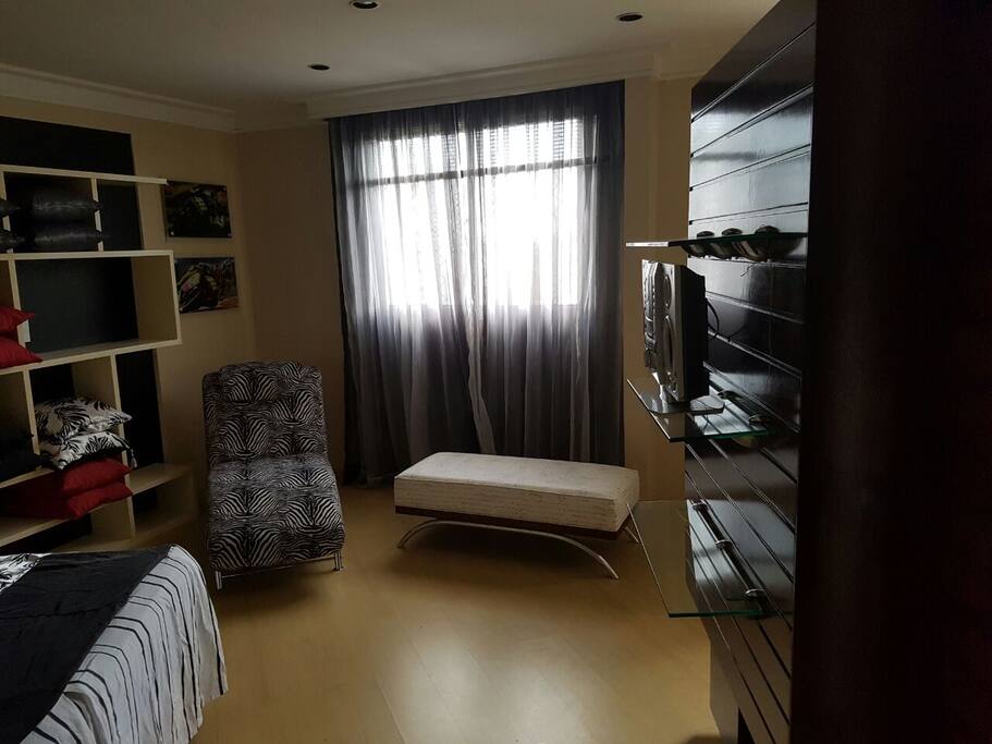 Quarto com cama de casal e divã