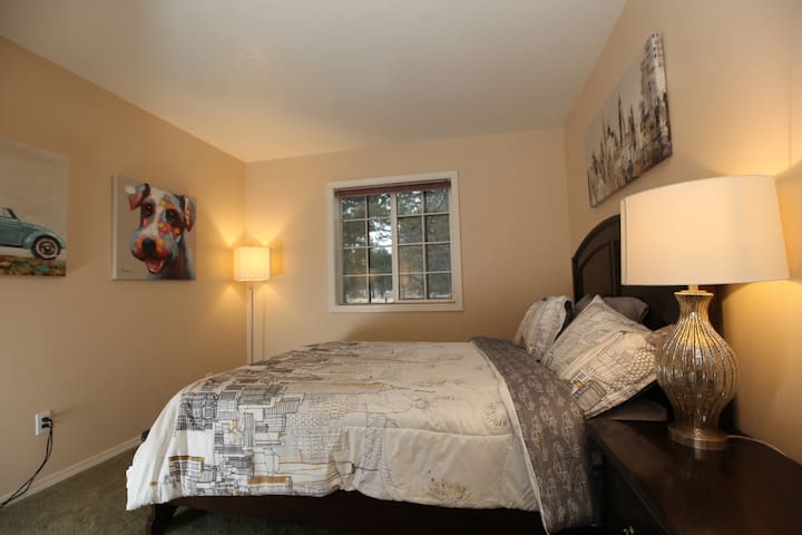 ห้องนอนควีนไซส์พร้อมวิวต้นไม้สำหรับการทดลองขี่จักรยาน