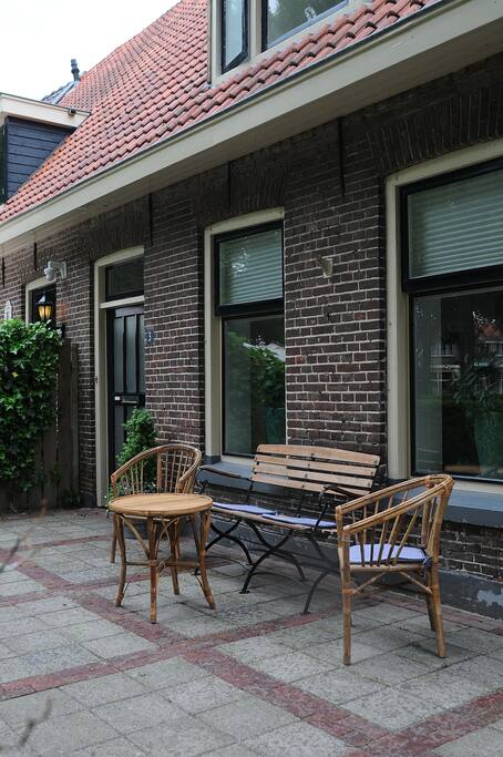 Zitje voor zijde van waar je uitzicht hebt over de Brink