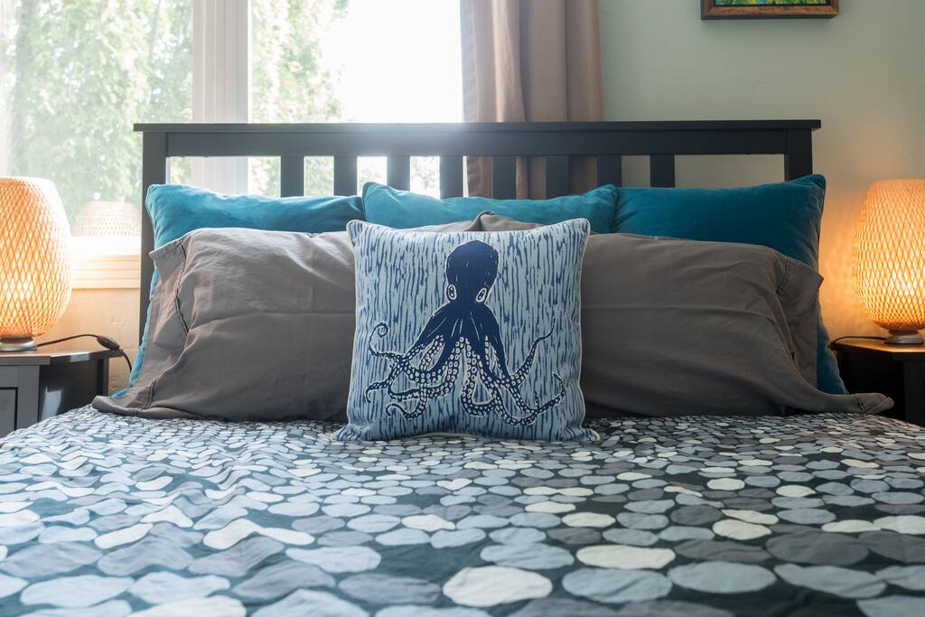 Comfy queen size latex mattress.