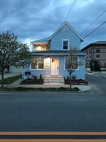 Newly renovated beach house! Sleeps 6, 2nd floor