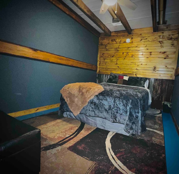 Dormitorio tamaño king en el primer dormitorio ubicado en el nivel inferior.