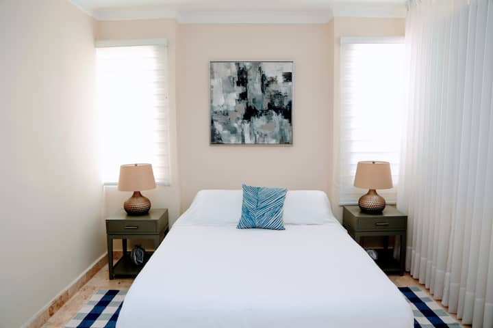 Dormitorio queen con amplio armario y espacio de almacenamiento.