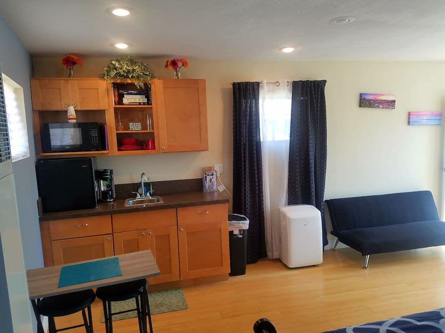 Kitchenette, & table