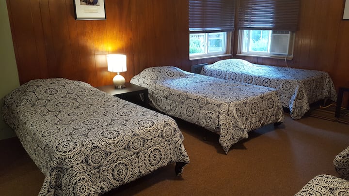 Main I Bedroom with 6 twins