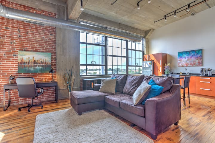 Classic Downtown King 1BR Loft Apt w/ Pool and Gym