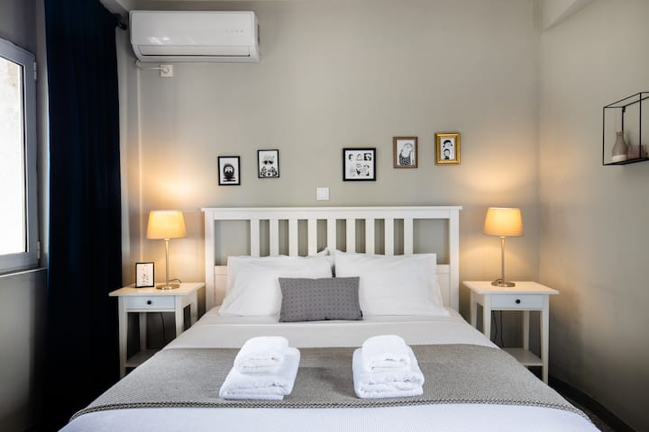 ห้องนอนใหญ่พร้อมเตียงควีนไซส์และเข้าถึงระเบียงได้โดยตรง