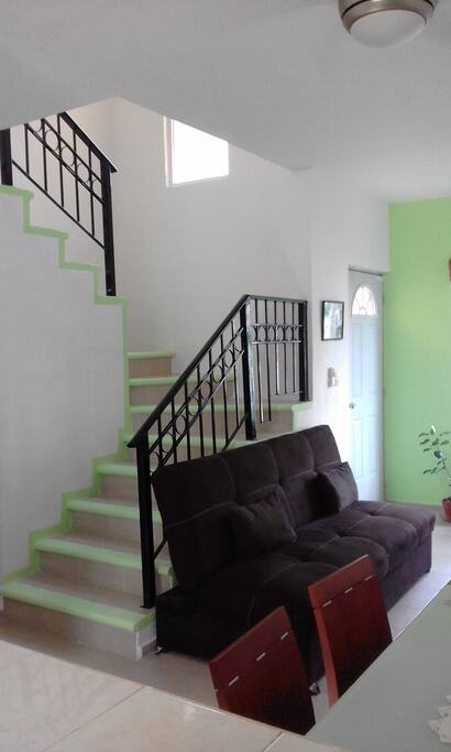 Un sofá cama matrimonial y escalera