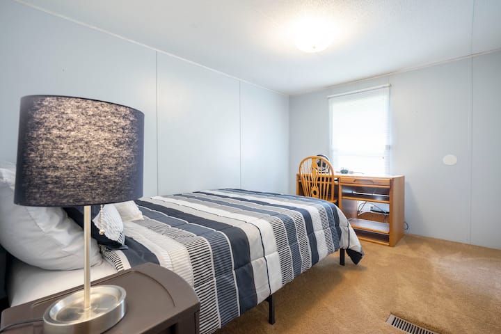 ห้องนอน 3 พร้อมที่นอนทูโลควีนไซส์โคมไฟและชุดลิ้นชักเล็กข้างเตียง