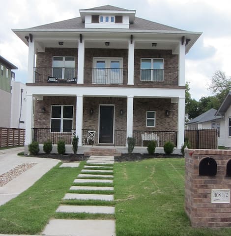 Beautiful Crestview House, Great Location! gallery image 2