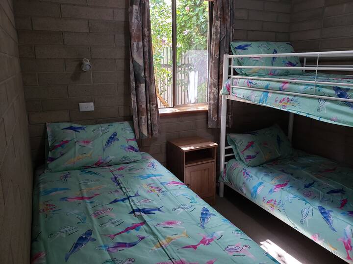 ห้องนอน 2 ห้องพร้อมเตียงสองชั้นและเตียงเดี่ยว