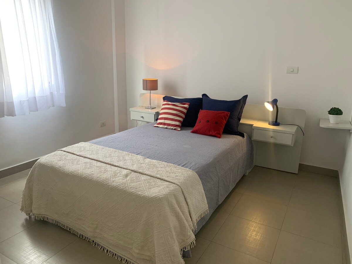 เตียงคู่ห้องนอนที่มีแสงแดดกว้างขวางและมีการระบายอากาศที่ดี