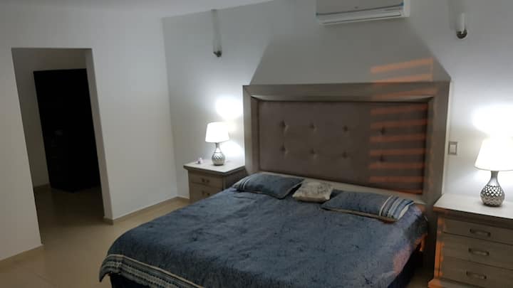 Veľká šatníková miestnosť, kúpeľňa s toaletou