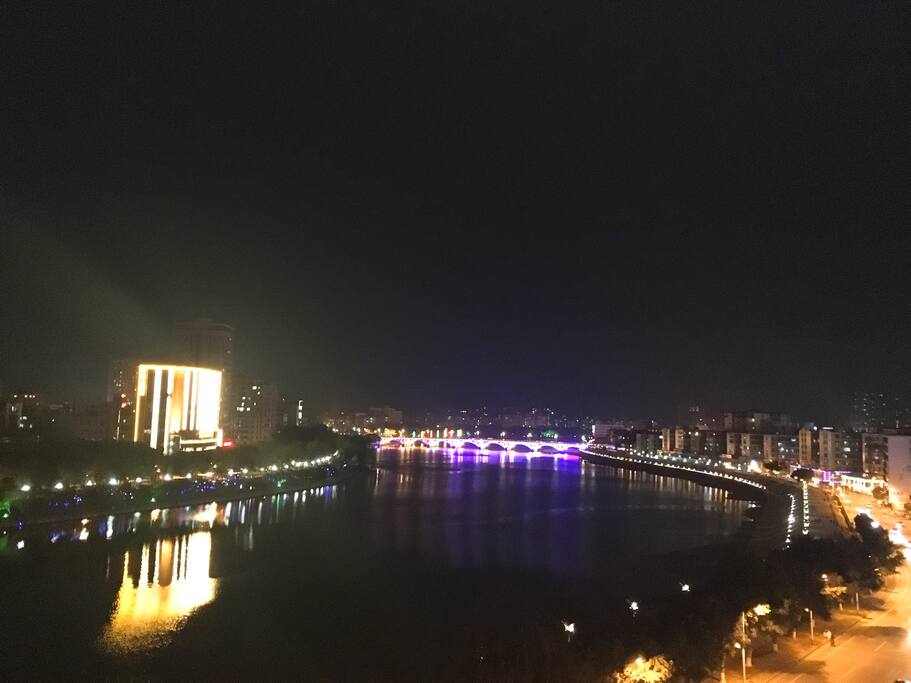 阳台对着江景