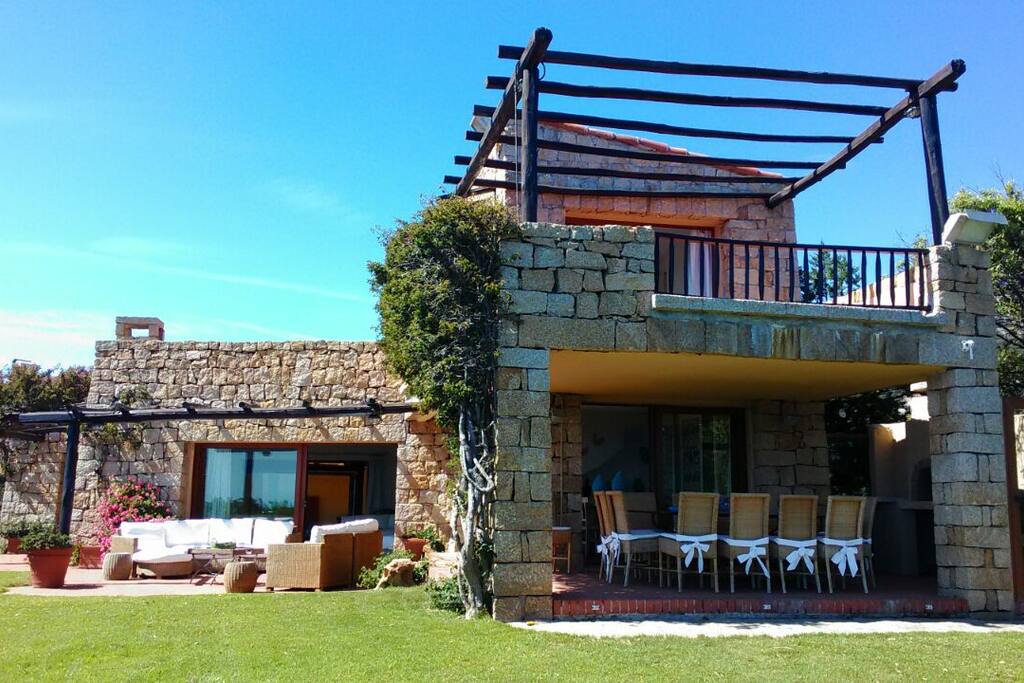 Salotto in vimini e pranzo esterno con barbeque in muratura