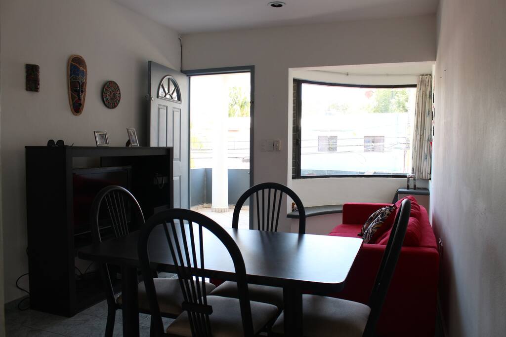Area Comun con mesa para 4 personas, sofa, ventilador de techo, TV con Chromecast para ver desde dispositivo móvil / Common Area with table for 4 people, sofa, ceiling fan, TV with Chromecast to view from mobile device