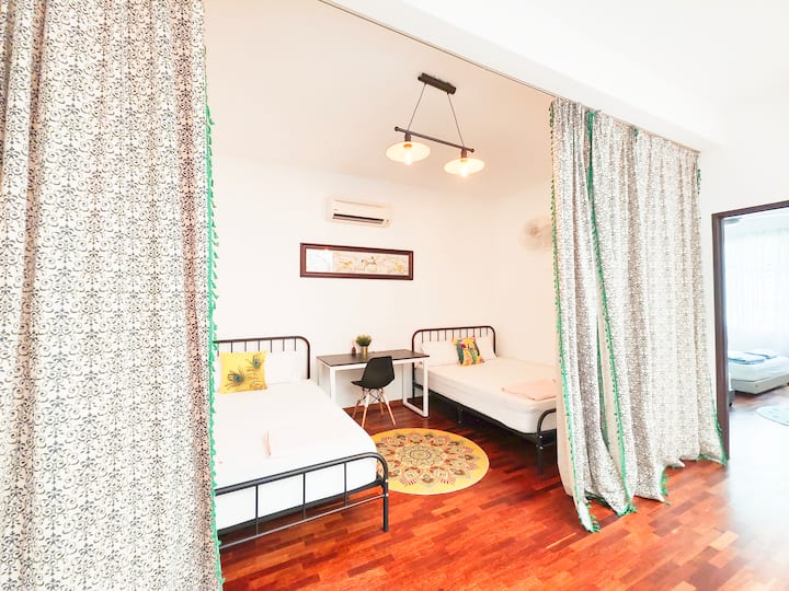 El dormitorio 4, ubicado en el primer piso, es un espacio compartido situado entre el dormitorio 2 y el dormitorio 3. Esta acogedora habitación cuenta con dos cómodas camas tamaño queen y está equipada con cortinas opacas para mayor privacidad y una noche de sueño reparador.