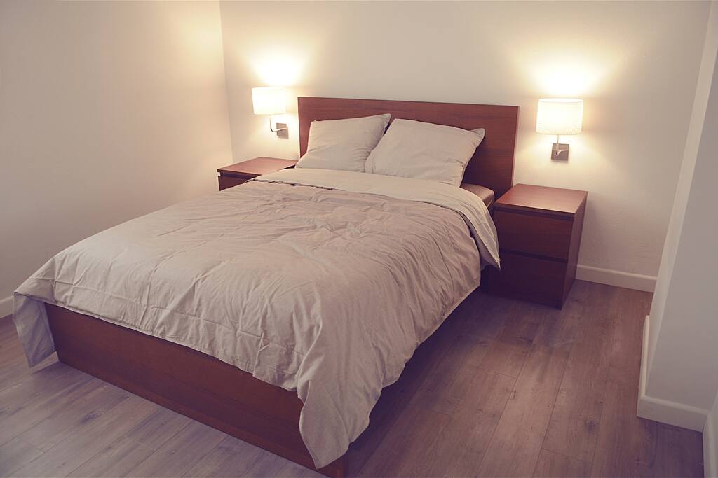 the bedroom by night