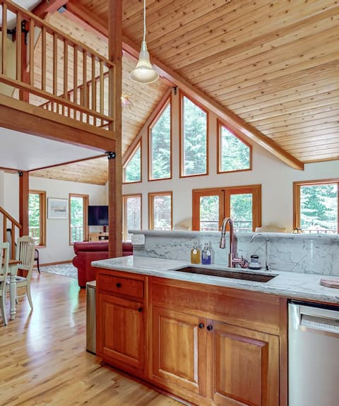 Forested Acreage*Hot Tub*Fire Pit*Minutes to Town!