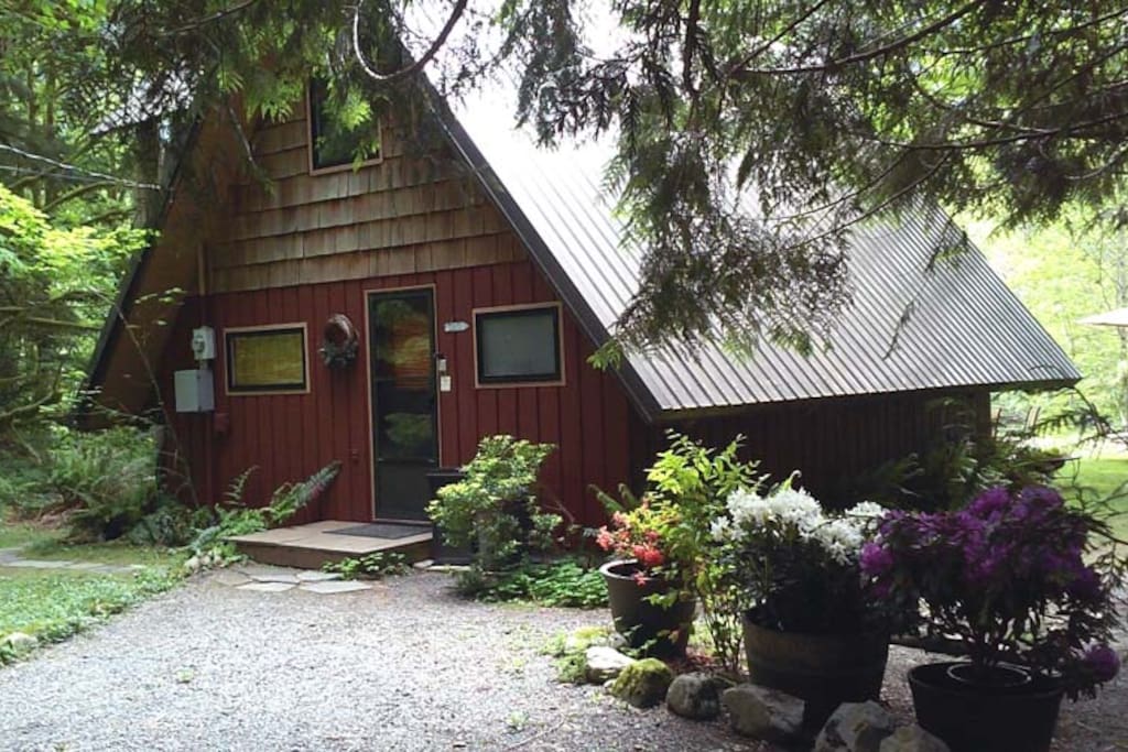 Romantic Riverside Cabin, Hot Tub with Mtn View Cabins for Rent in