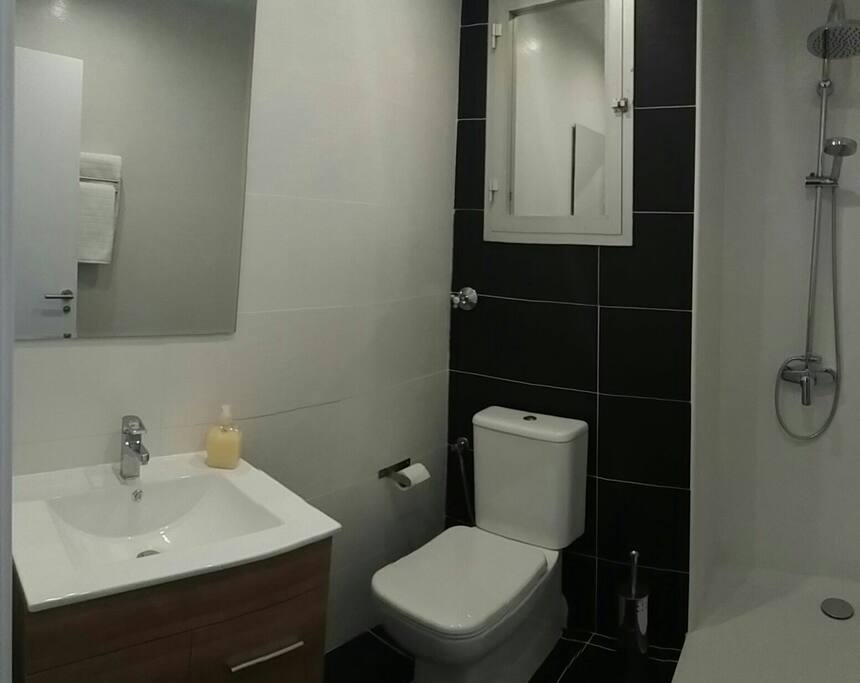 Baño con plato de ducha y mampara de cristal con efecto lluvia, moderno y funcional