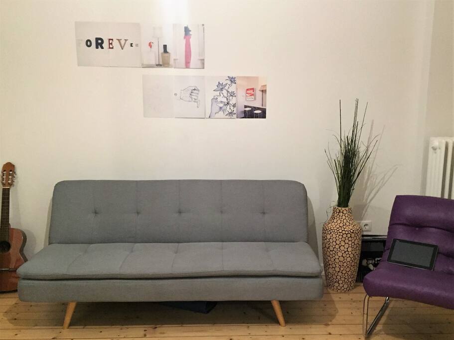 Gemütliche Schlafcouch im Wohnzimmer